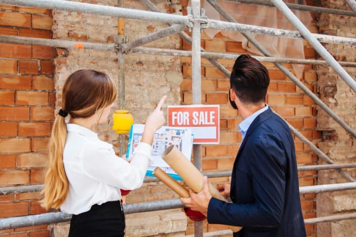 Ofrece servicios inmobiliarios 