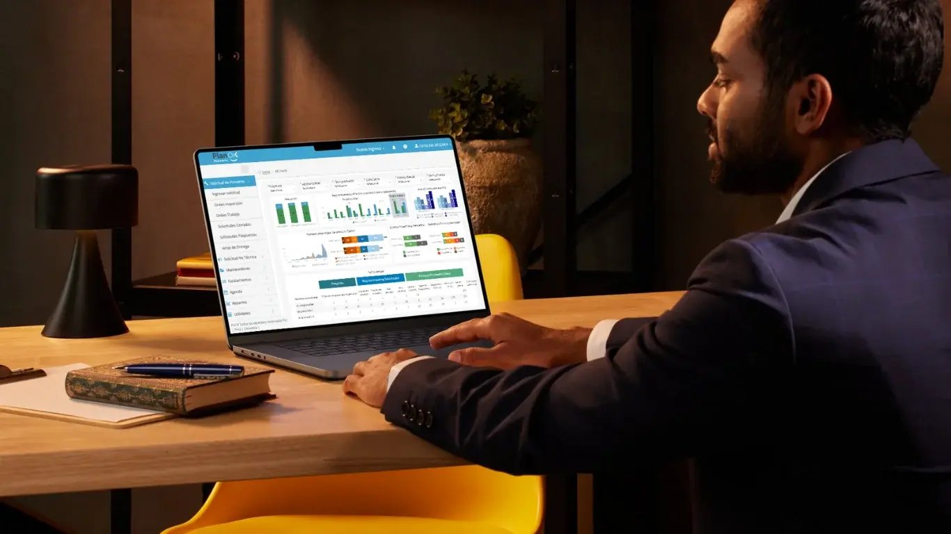 Profesional analizando panel de métricas y gráficos para reducir tiempos de respuesta en postventa inmobiliaria.