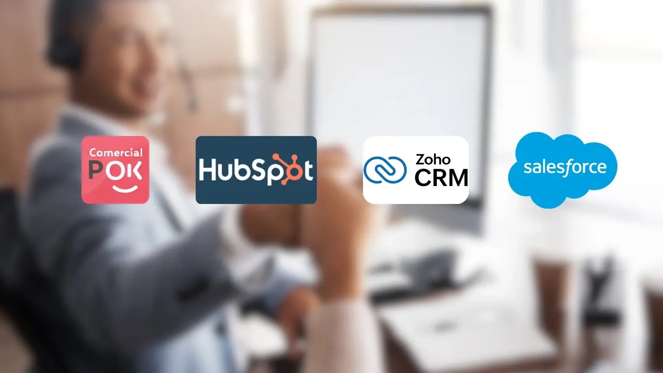 Logos de herramientas CRM inmobiliario: Comercial PlanOK, HubSpot, Zoho y Salesforce sobre fondo de oficina difuminado.