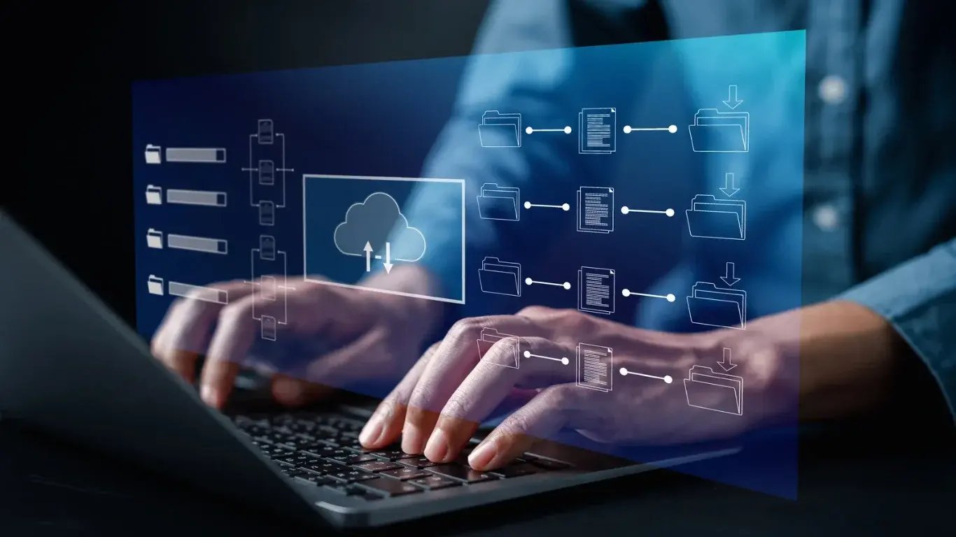 Manos escribiendo en ordenador con flujo de trabajo interactivo y transferencia de archivos en la nube.