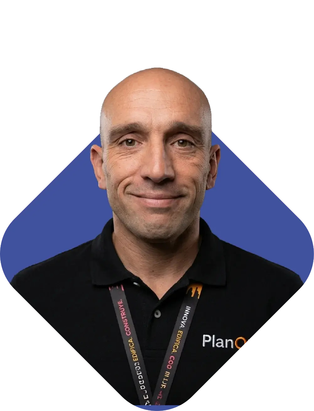 Manuel Gurruchaga, Chief Commercial Officer de PlanOK, sonriendo profesionalmente contra fondo azul.