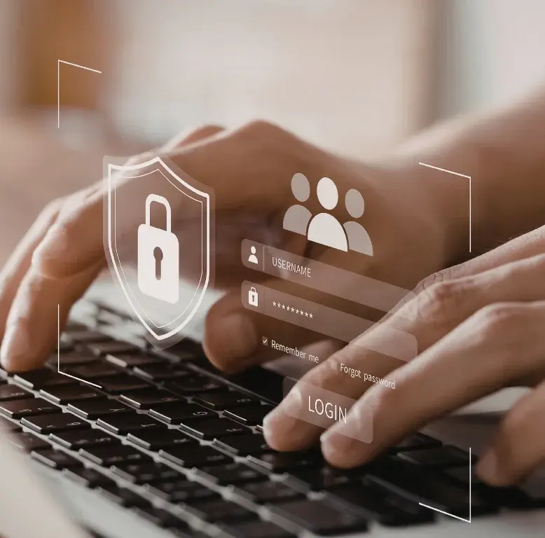 Manos teclean en una laptop con interfaz de login y escudo de candado, representando la ley de protección de datos