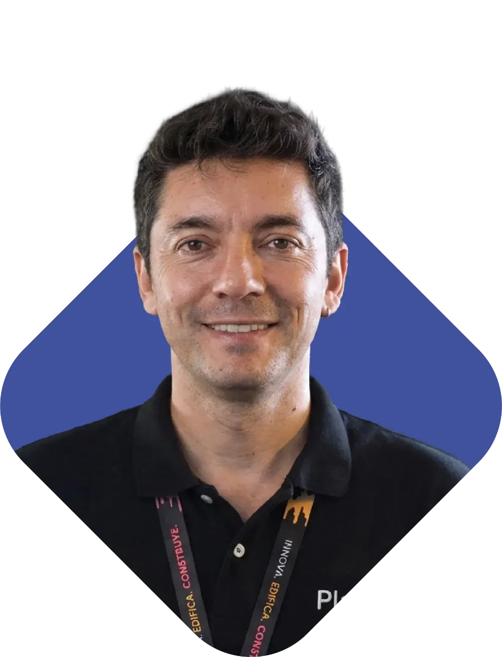 Daniel Duarte, Engineering Manager en PlanOK, sonriendo con polera negra sobre fondo azul.
